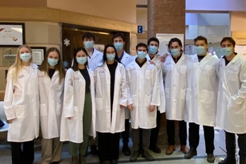 Des étudiants bénévoles contribuent au succès du programme d'abandon du tabac au Centre de cancérologie d'HSN
